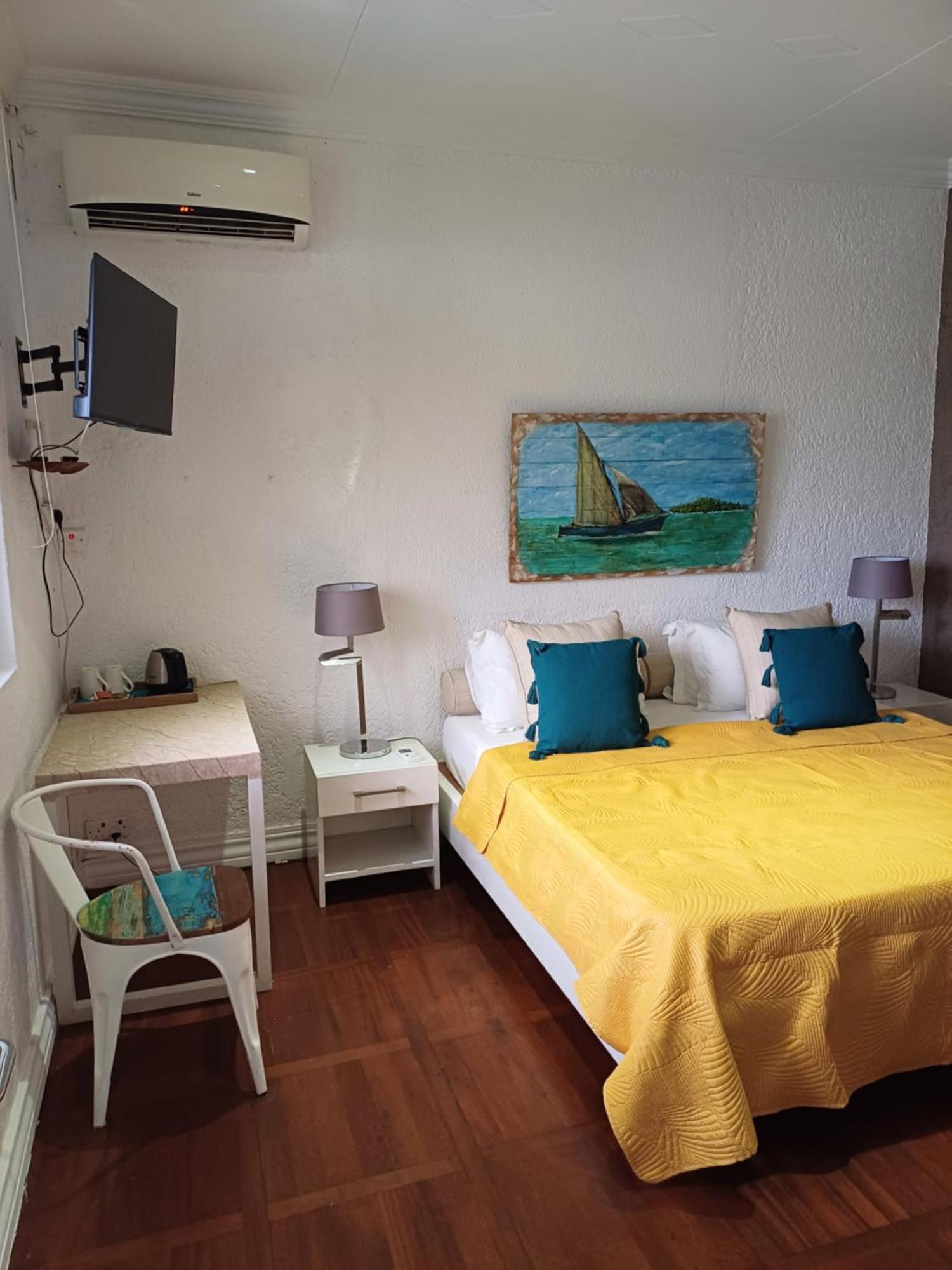 Explora Prestige Bed & Breakfast Blue Bay Bagian luar foto